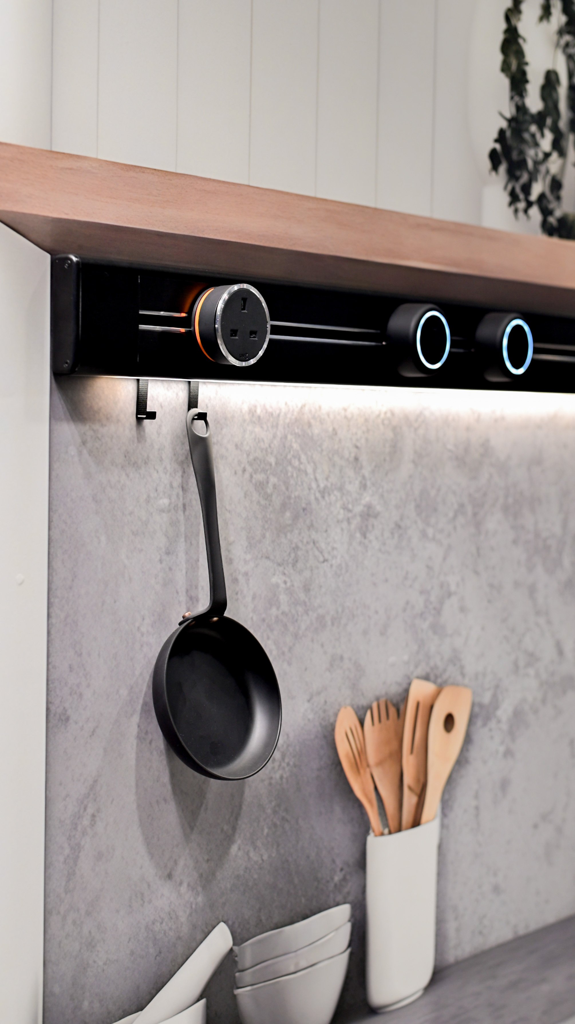 Line8 SL Model track featuring integrated ambient LED lighting