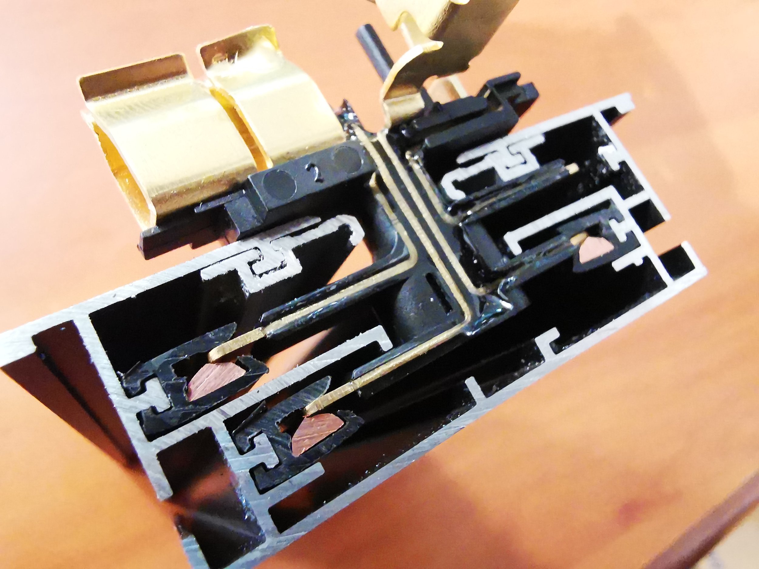 Line8 IMG — modular power track system