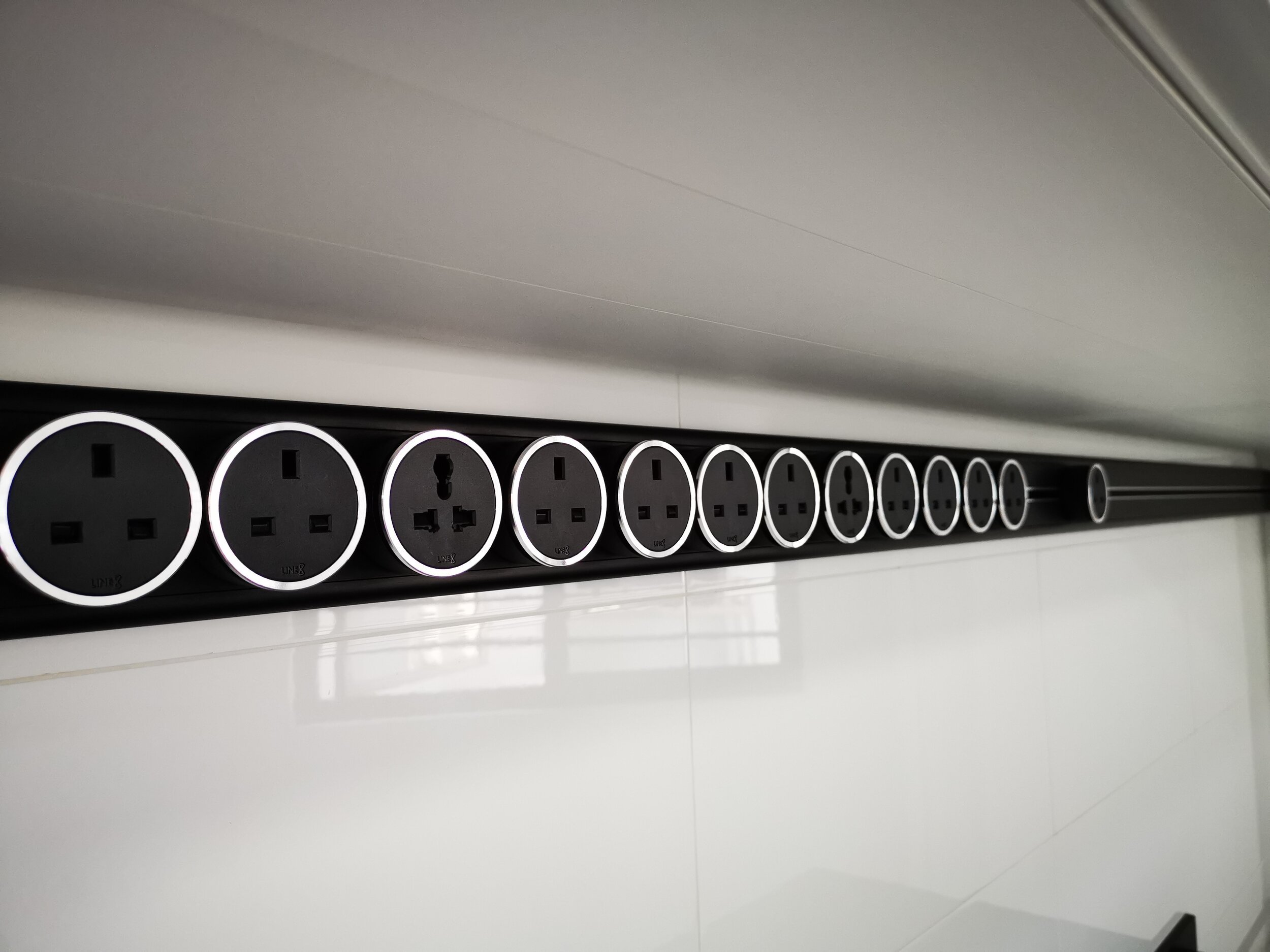 Line8 IMG — modular power track system