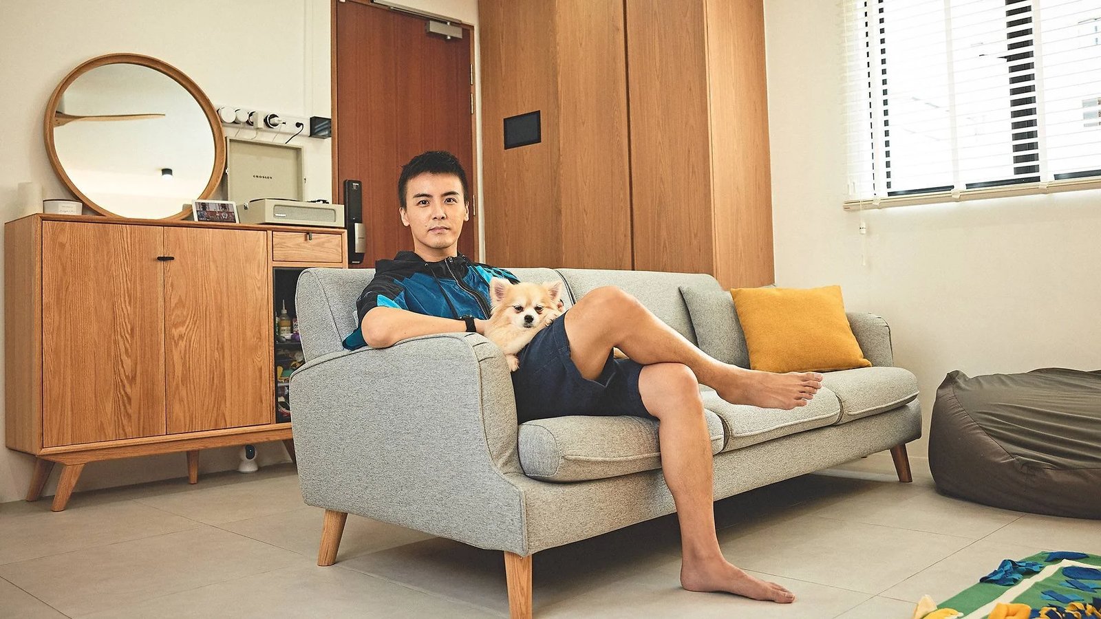 Line8 Model SL track in Black Hairline above a living room sofa