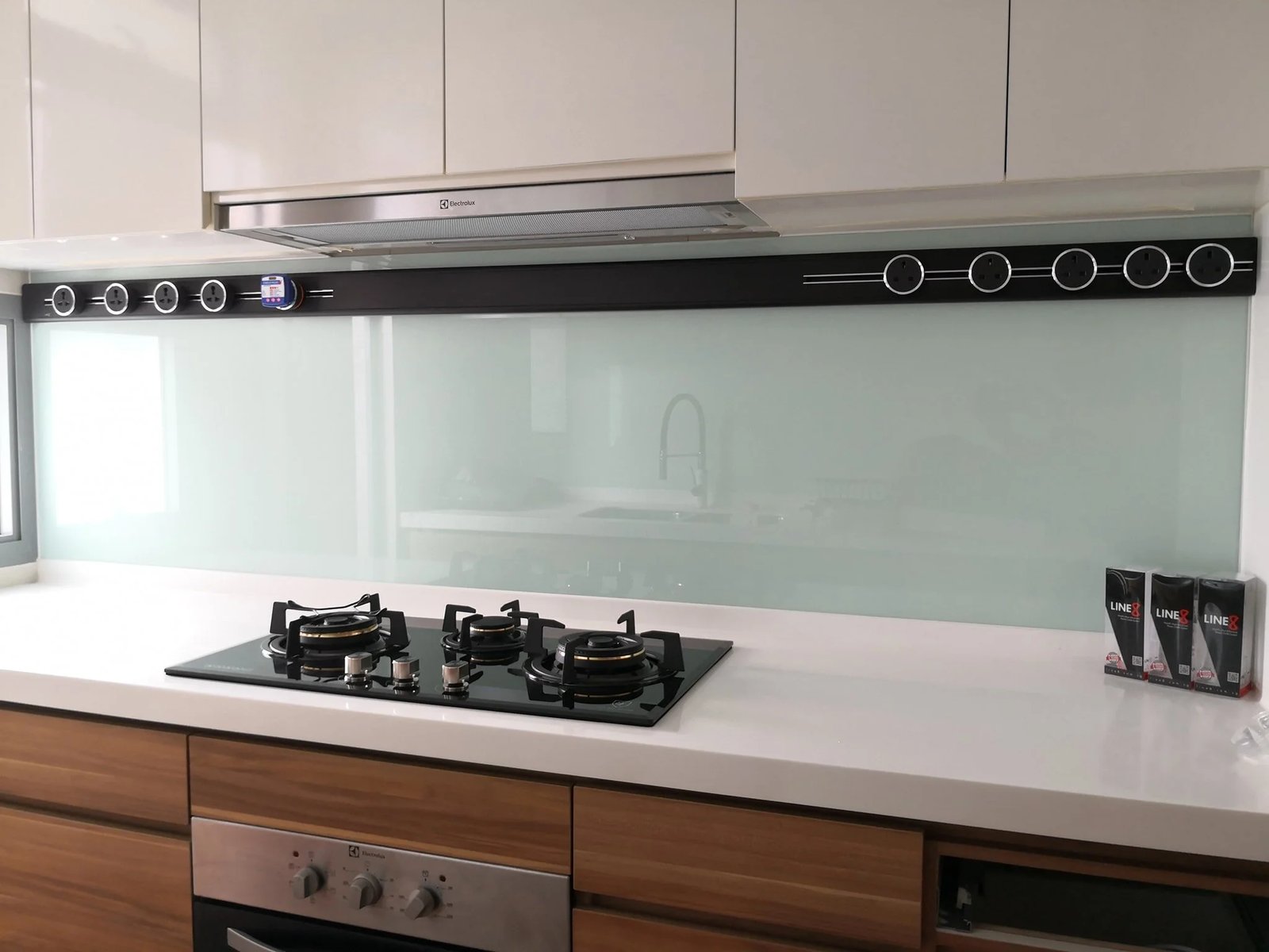 Line8 Model SL track in Black Hairline above the gas hob in a kitchen