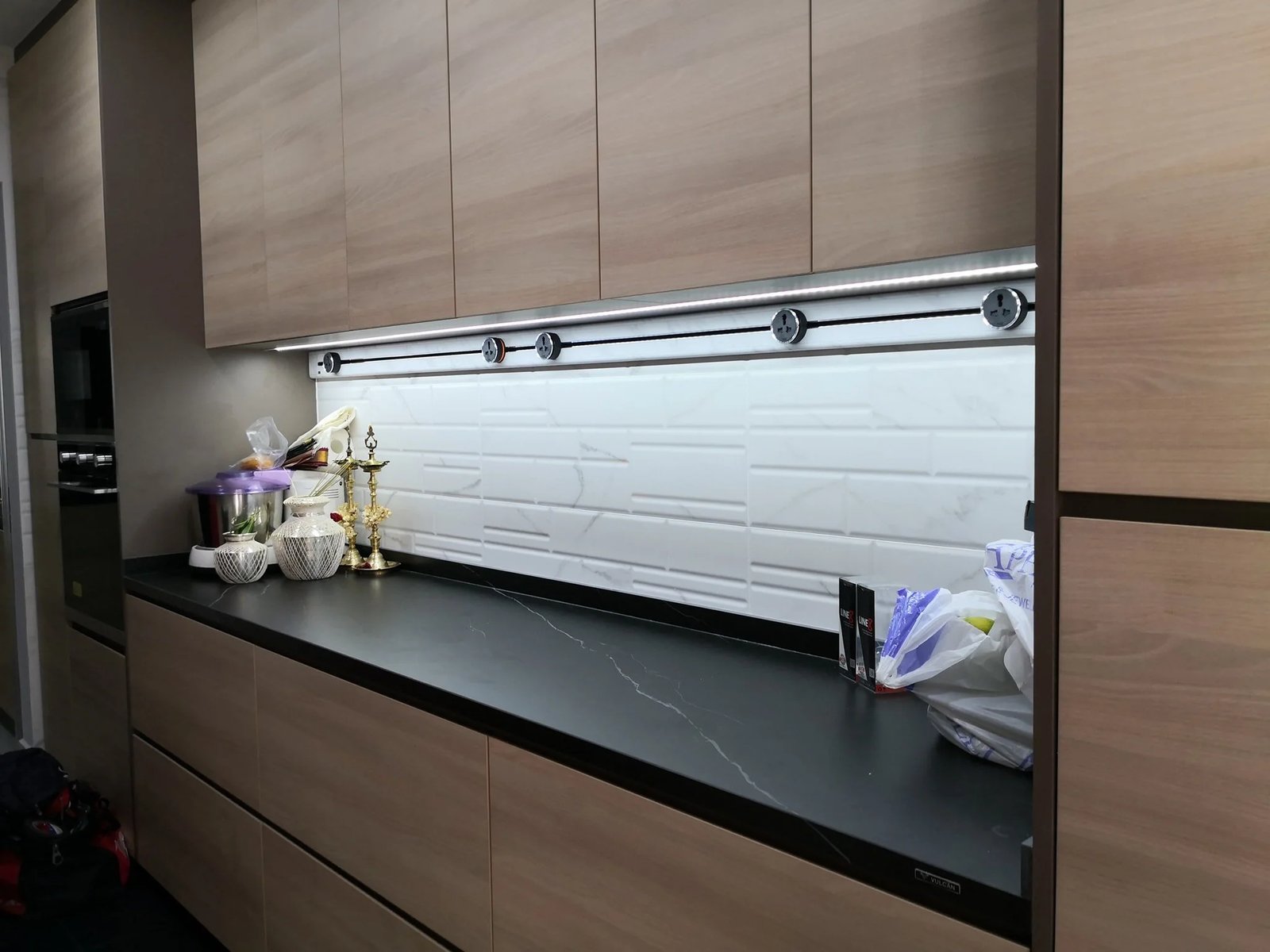 Line8 Model SL track in Black Hairline above a kitchen countertop