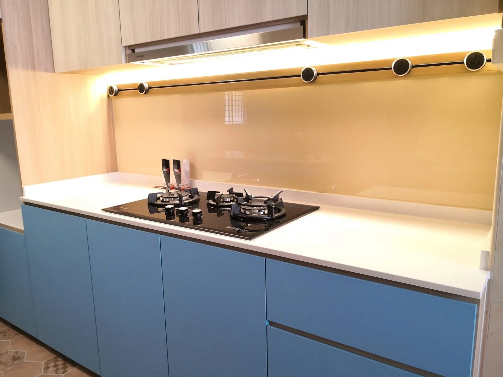 Line8 Model SL track in Galaxy Blue above a kitchen hob