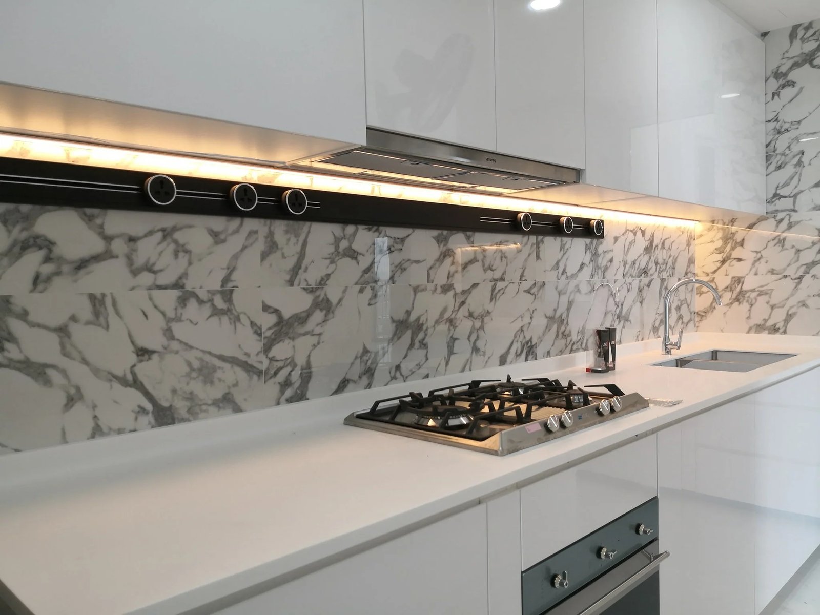 Line8 Model SL track in Black Hairline above the kitchen hob with lighting