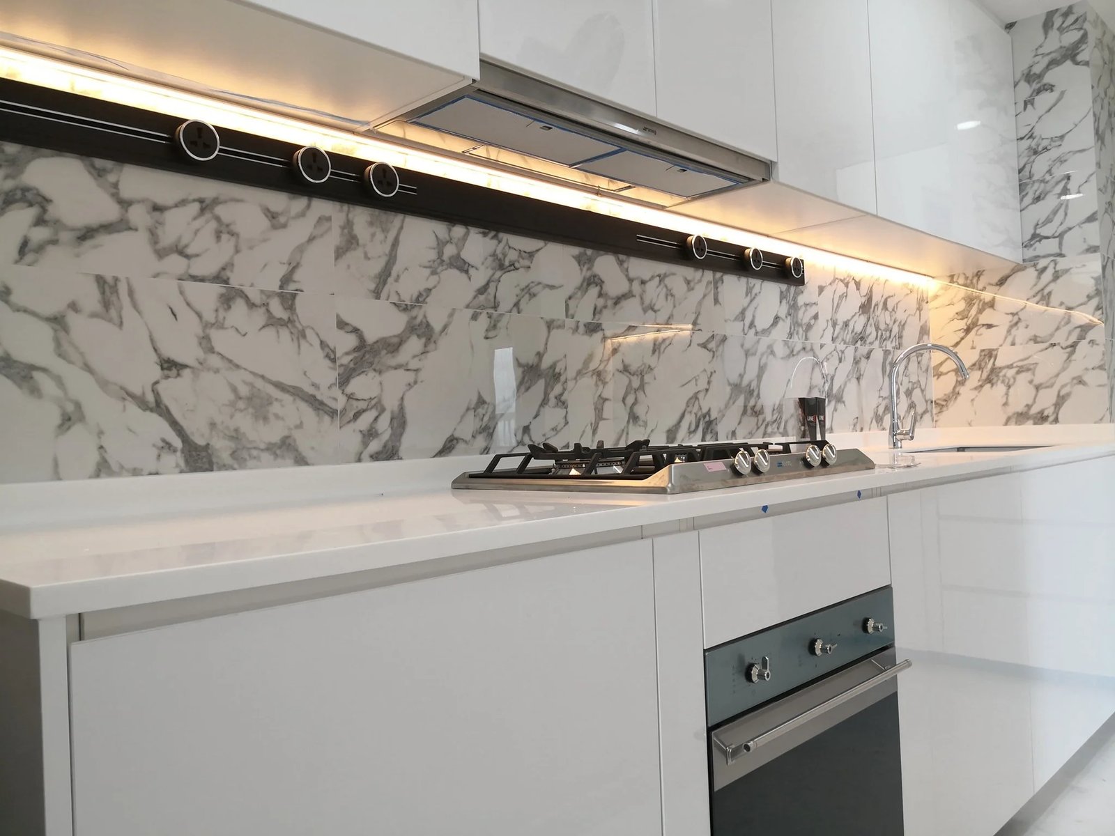 Line8 Model SL track in Black Hairline above the kitchen hob