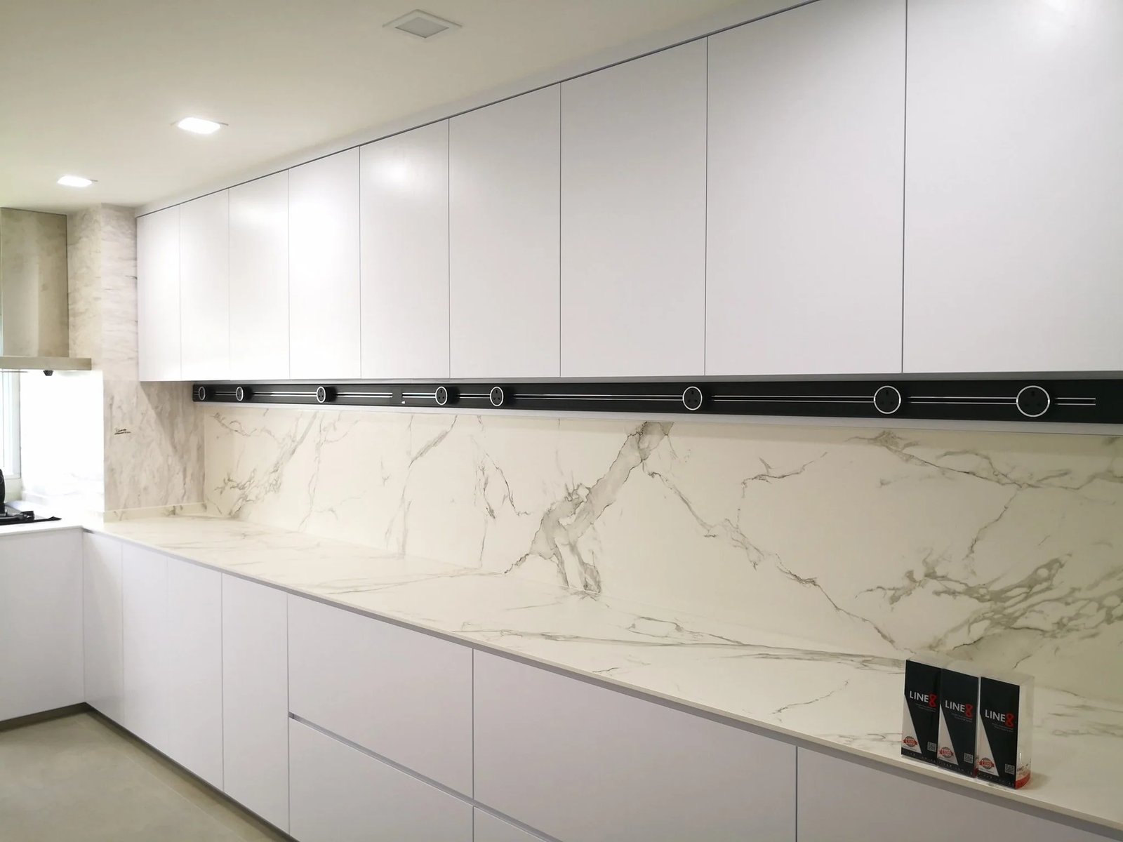 Line8 Model SL track in Black Hairline above a kitchen countertop with marble backsplash