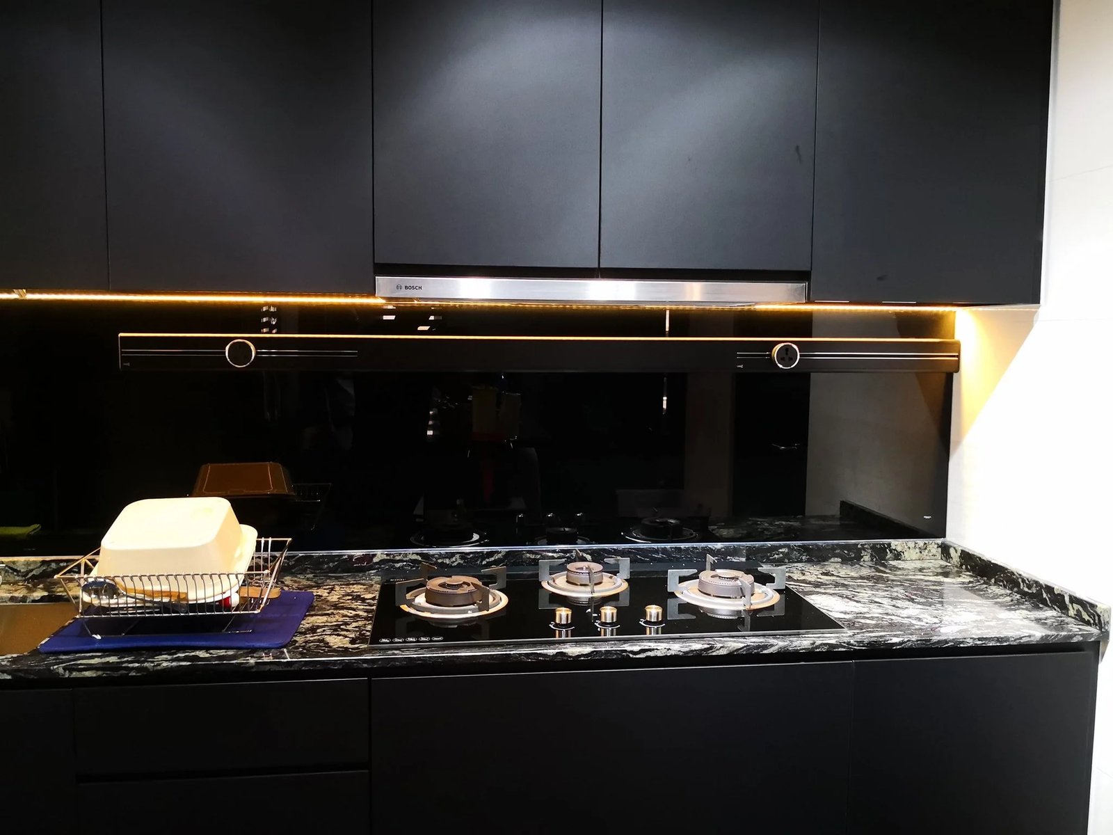 Line8 Model SL track in Black Hairline above the gas hob in a kitchen