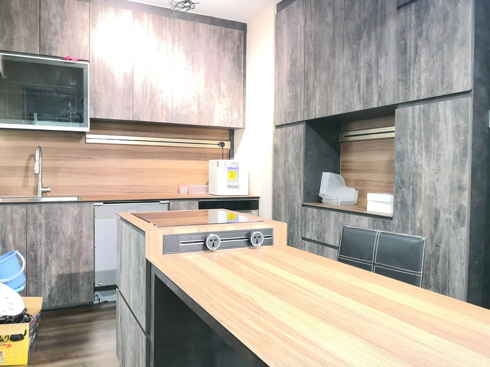 Line8 Model SL track in Black Hairline above the kitchen island powering lighting