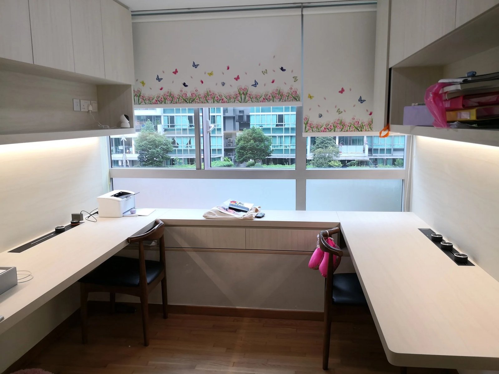 Line8 Model SL track in Black Hairline above a study desk