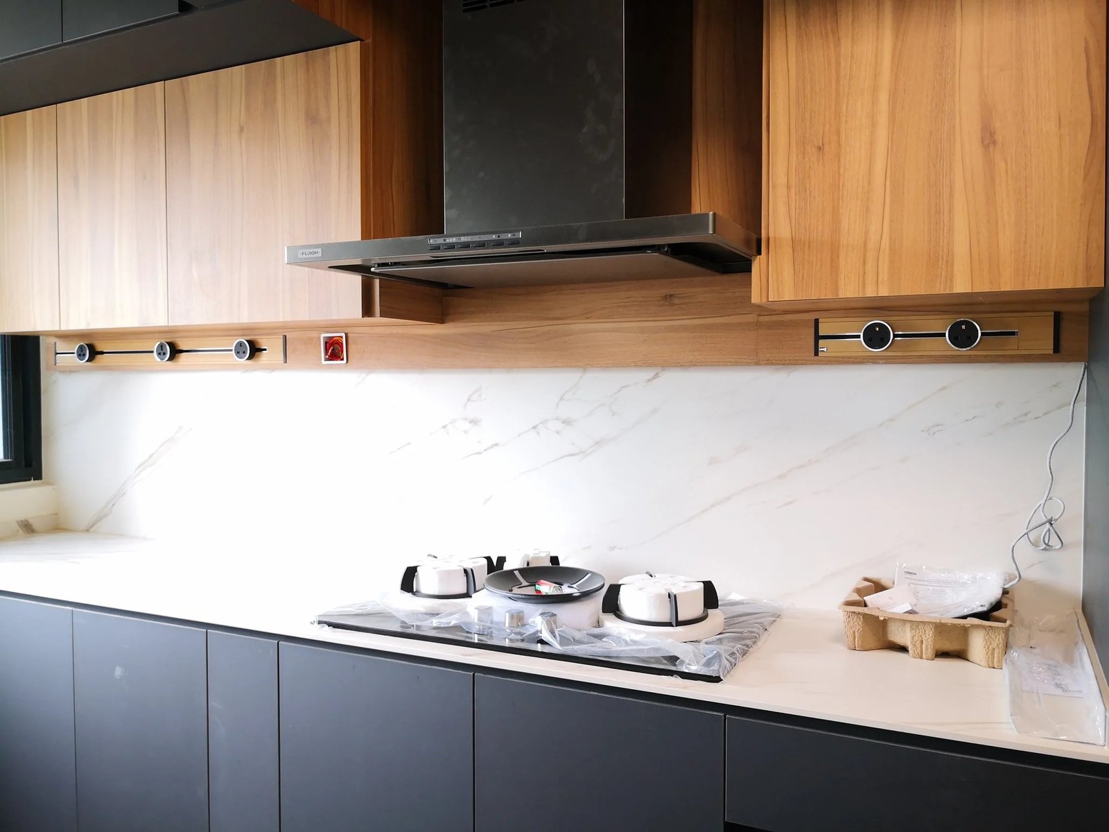 Line8 Model SL track in Black Hairline above the kitchen hob