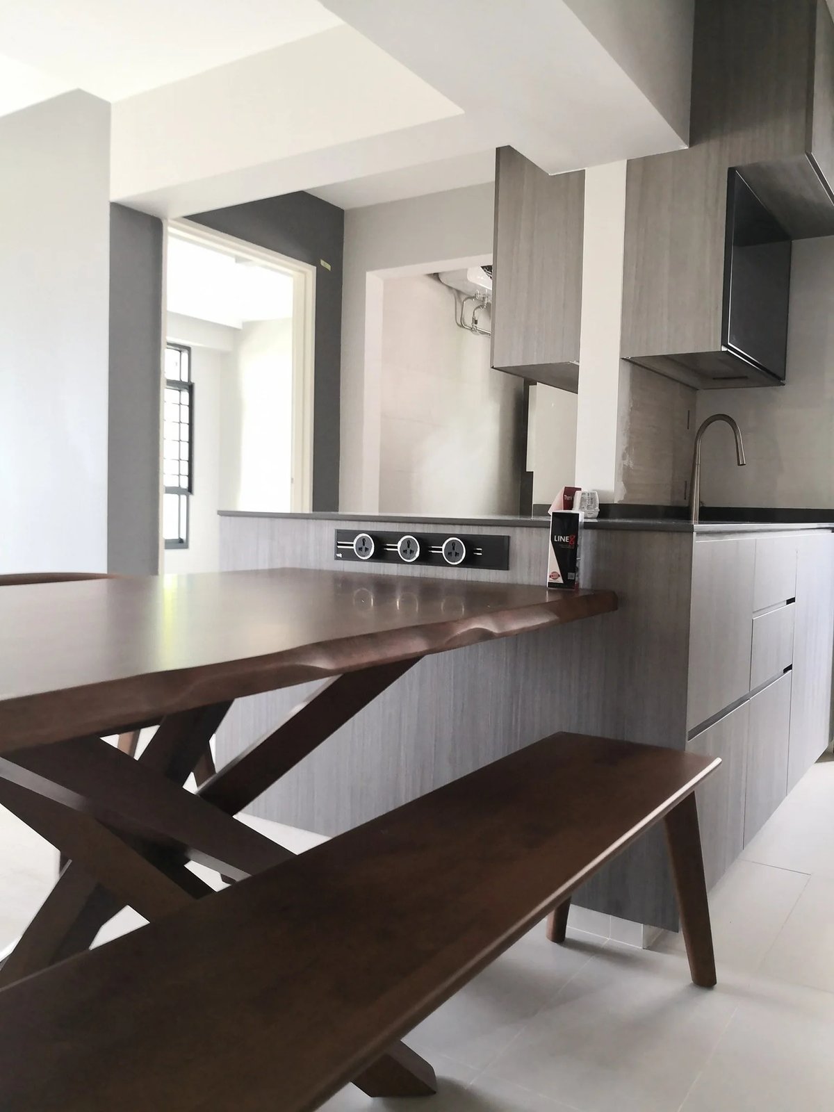Line8 Model SL track in Black Hairline above a dining table in the kitchen