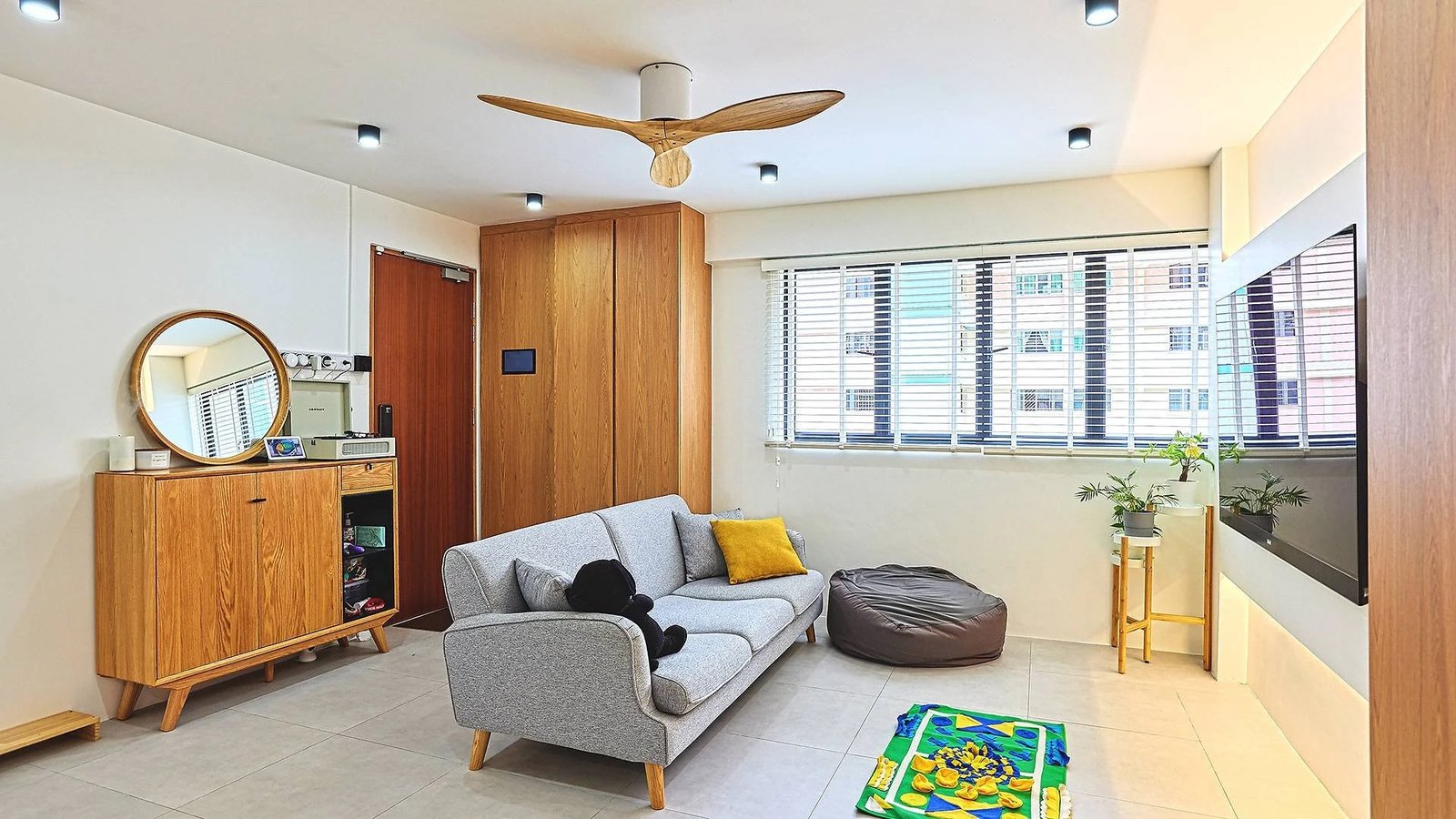 Line8 Model SL track in Black Hairline above a living room sofa