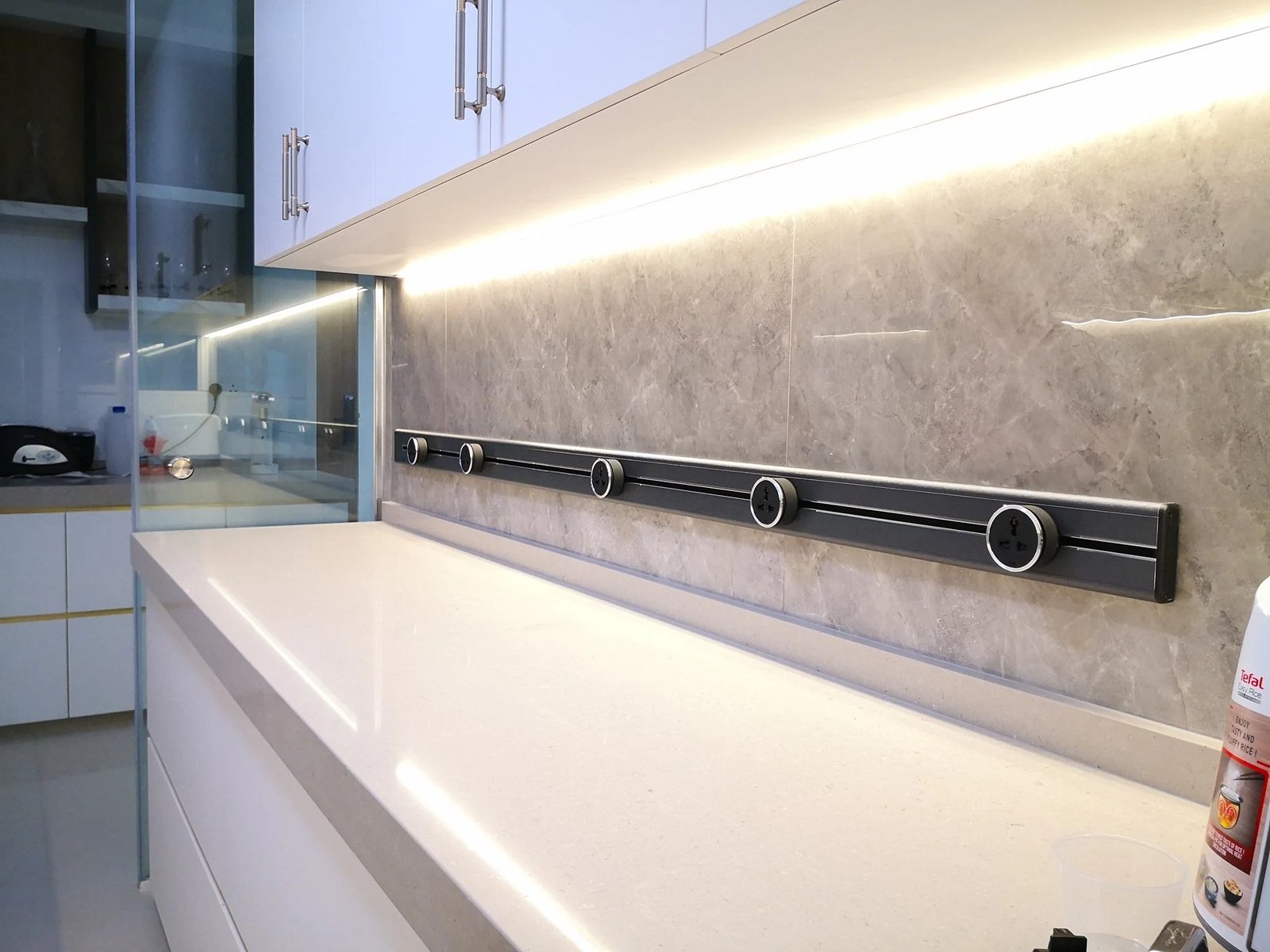Line8 Model SL track in Black Hairline above a kitchen splashback