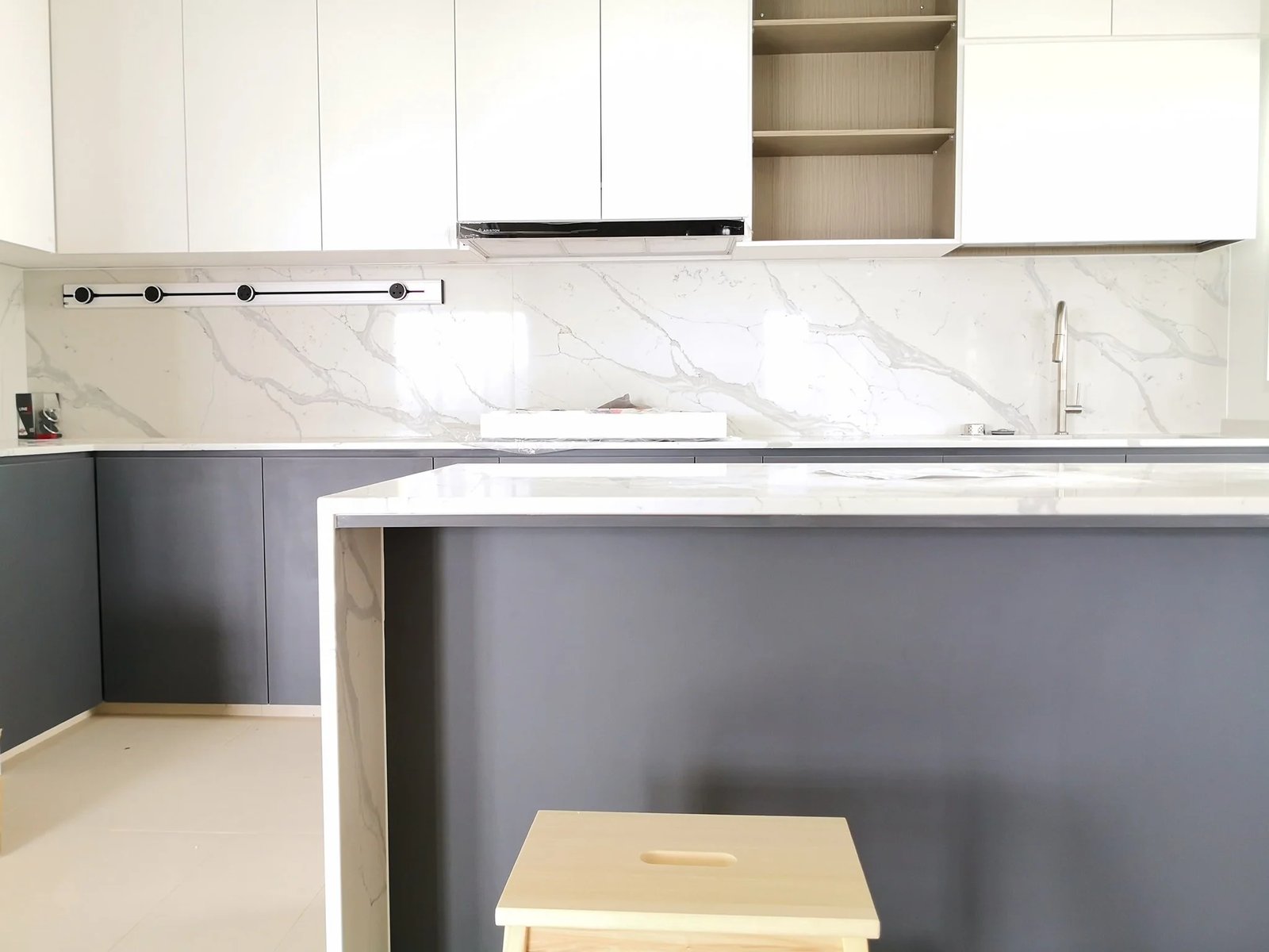 Line8 Model SL track in Black Hairline above the kitchen sink