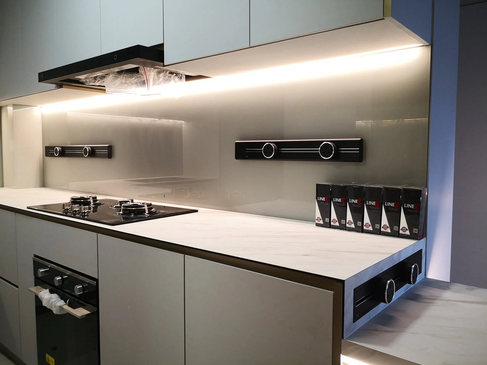 Line8 Model SL track in Black Hairline above the kitchen hob