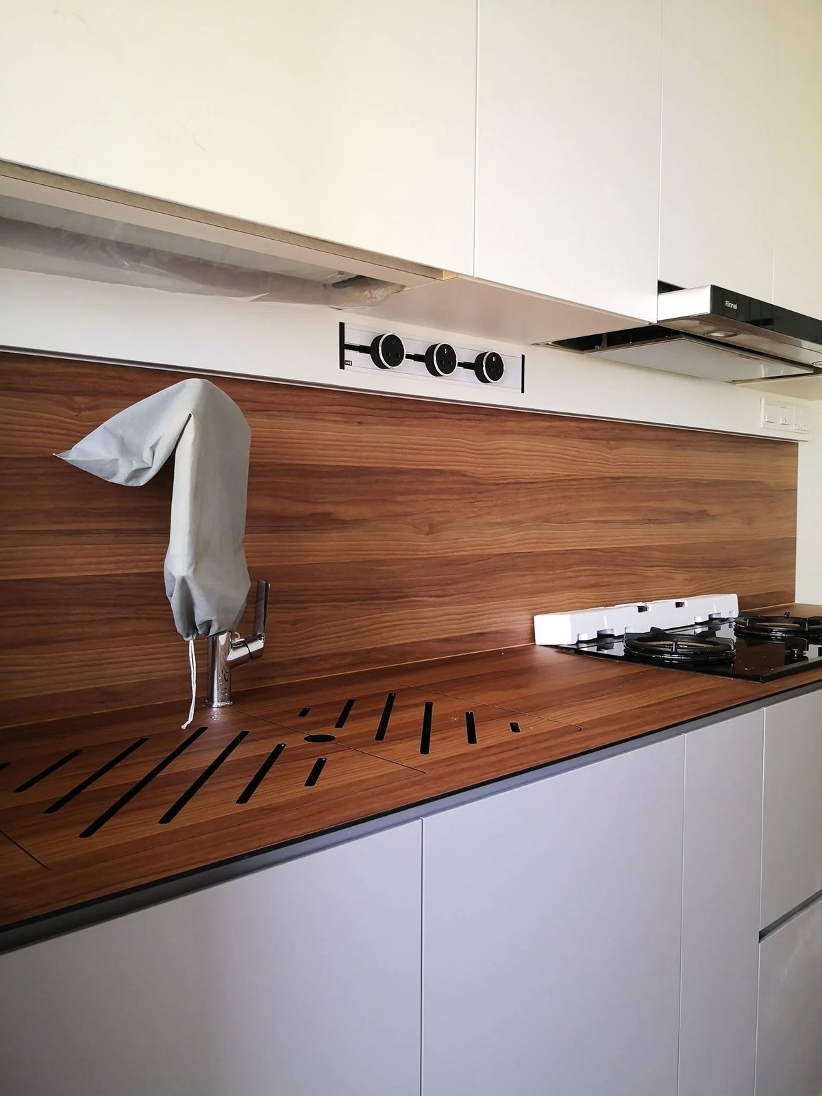 Line8 Model SL track in Black Hairline above a kitchen sink