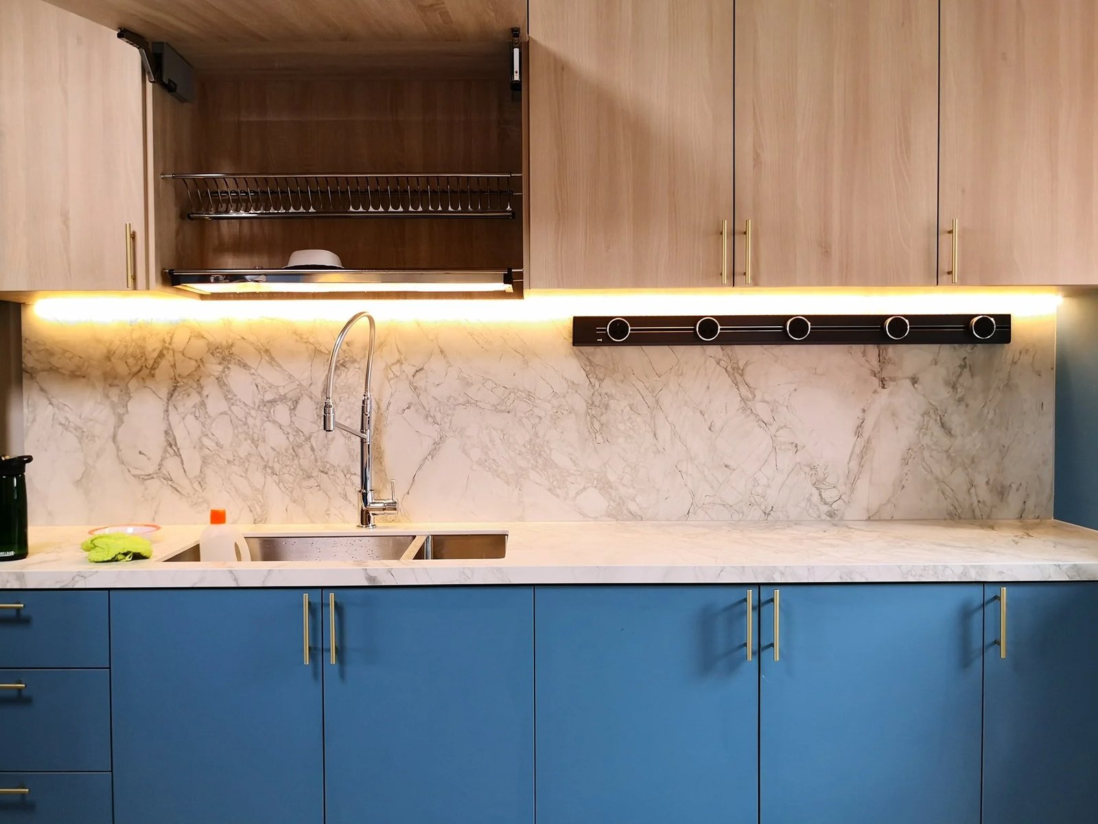 Line8 Model SL track in Black Hairline above the kitchen sink