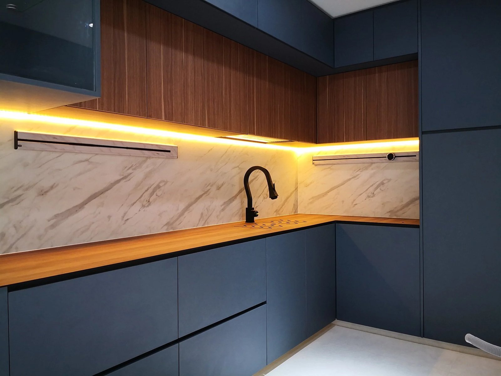 Line8 Model SL track in Black Hairline above the kitchen sink