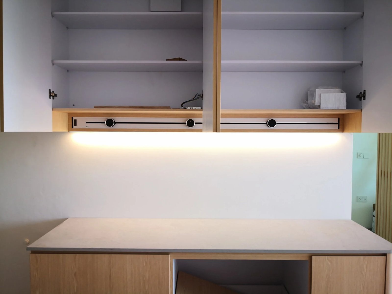 Line8 Model SL track in Black Hairline above a kitchen countertop