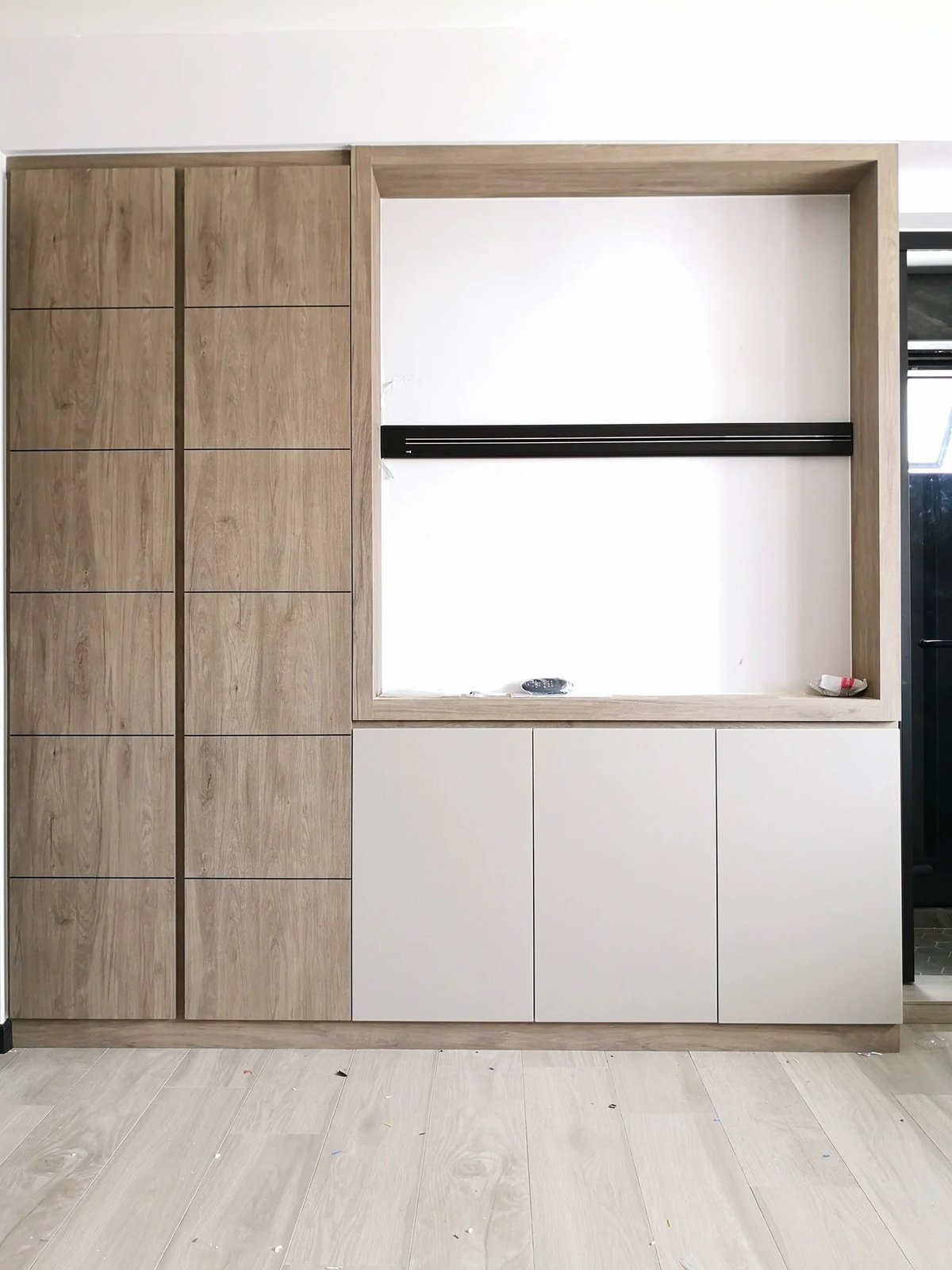 Line8 Model SL track in Black Hairline above a cabinetry installation in the kitchen