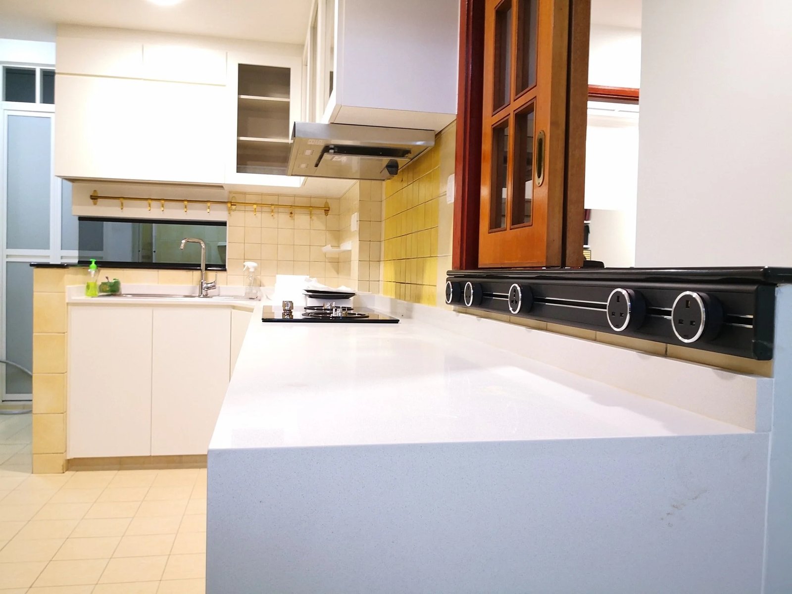 Line8 Model SL track in Black Hairline above the kitchen sink area