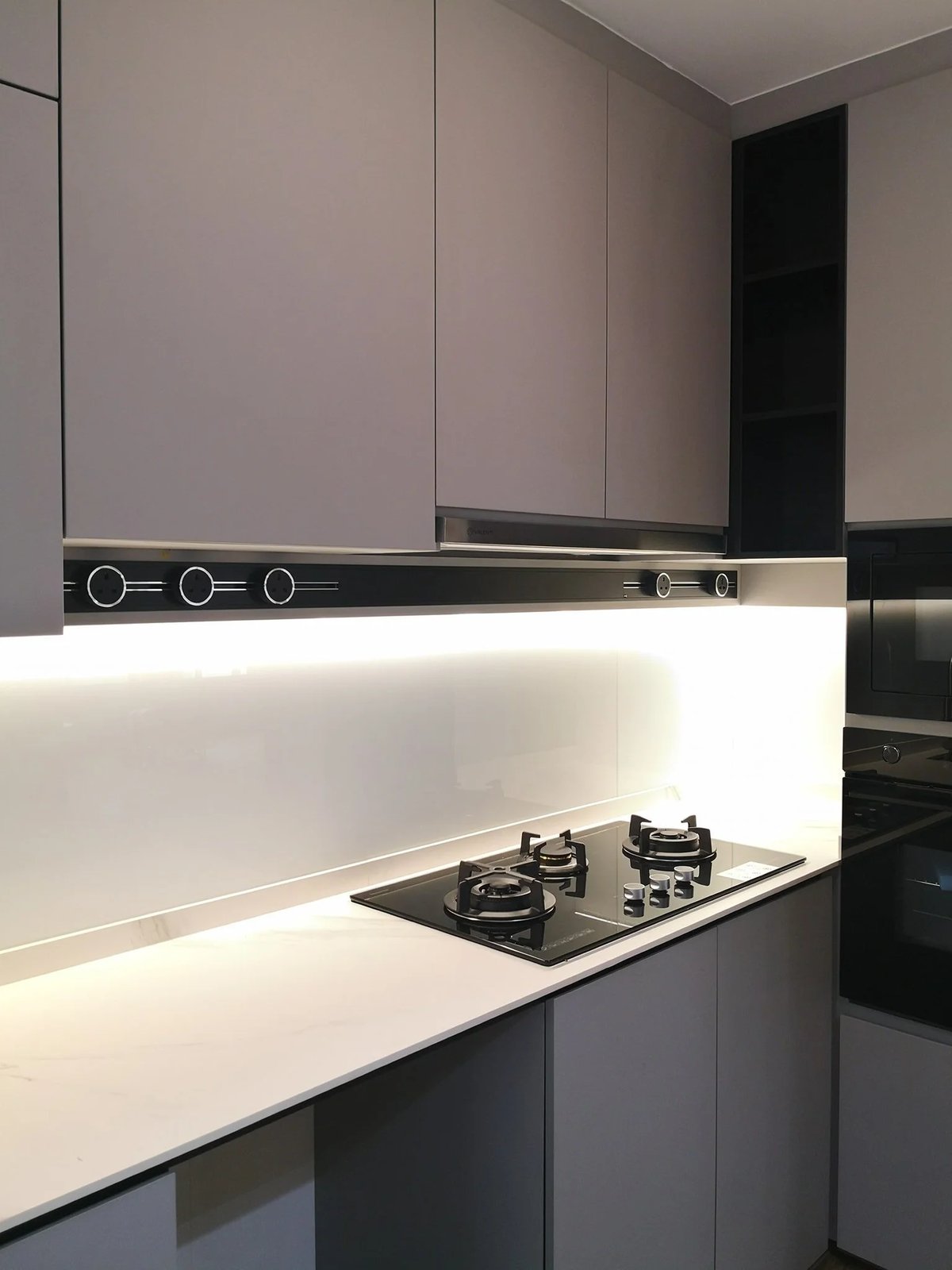 Line8 Model SL track in Black Hairline above a gas hob in a kitchen
