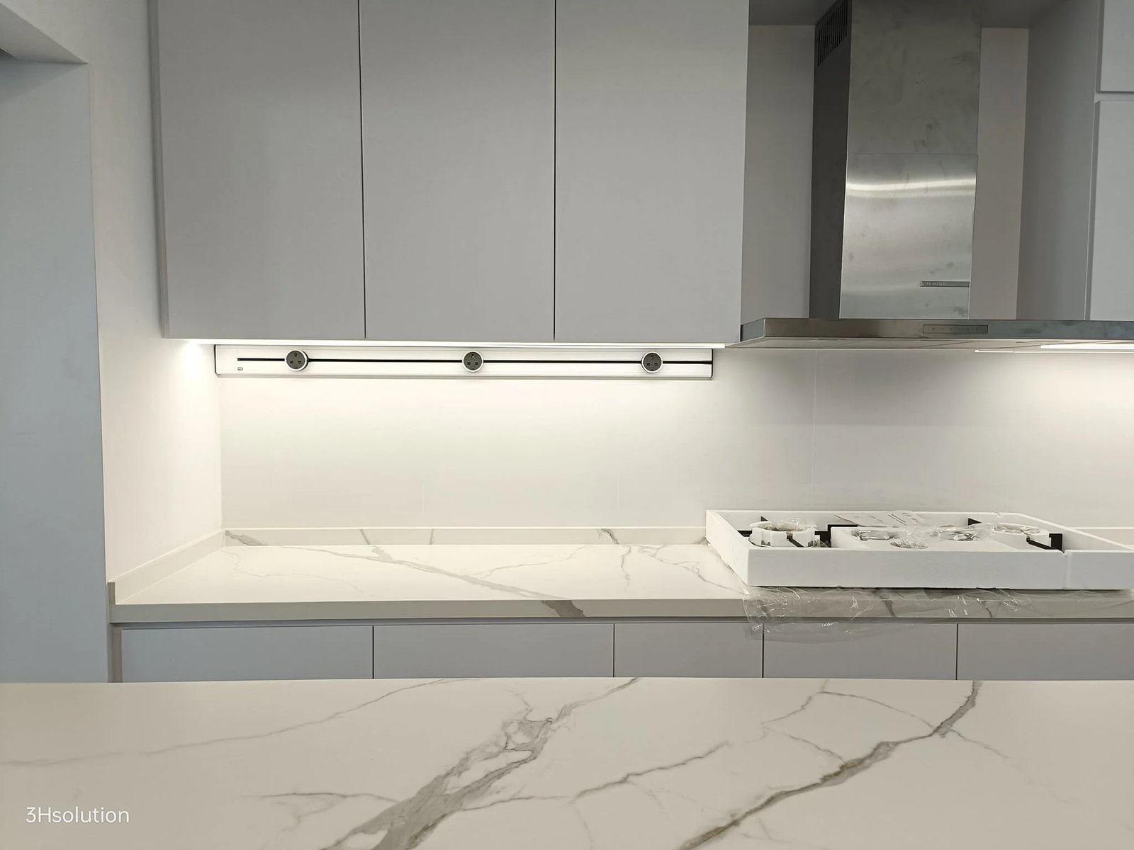 Line8 Model SL track in Silver Hairline above a kitchen hob