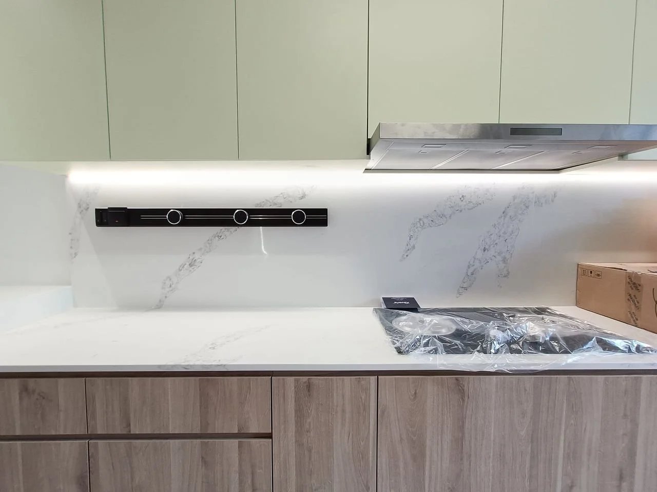 Line8 Model SL track in Black Hairline above the kitchen hob