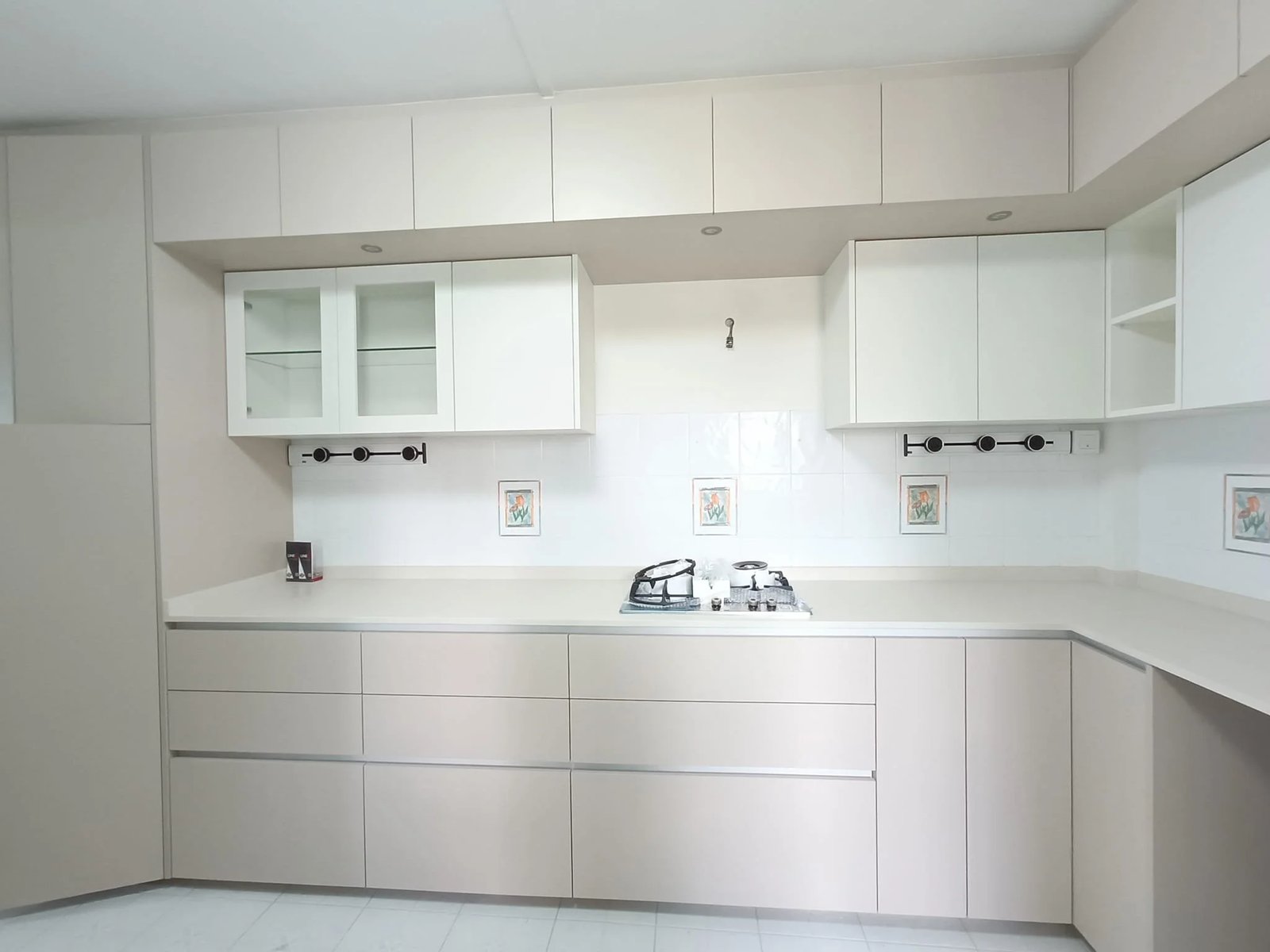 Line8 Model SL track in Black Hairline above the gas hob in a kitchen