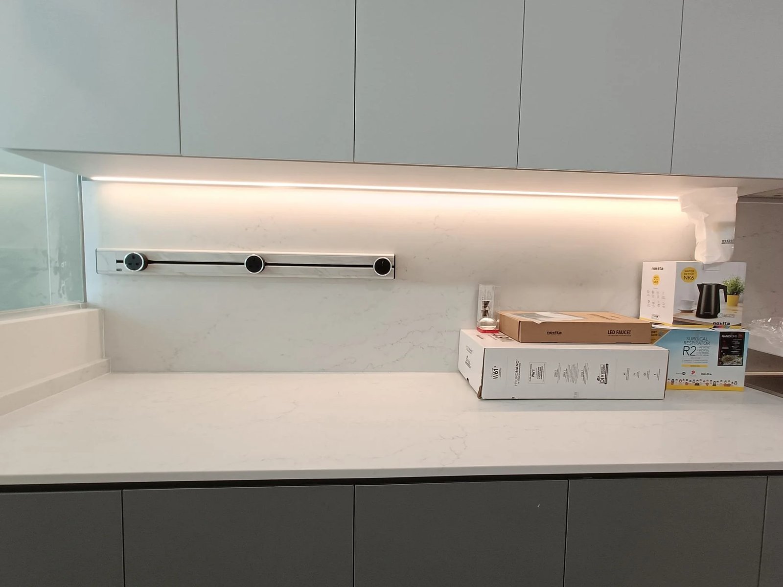 Line8 Model SL track in Silver Hairline above a kitchen countertop
