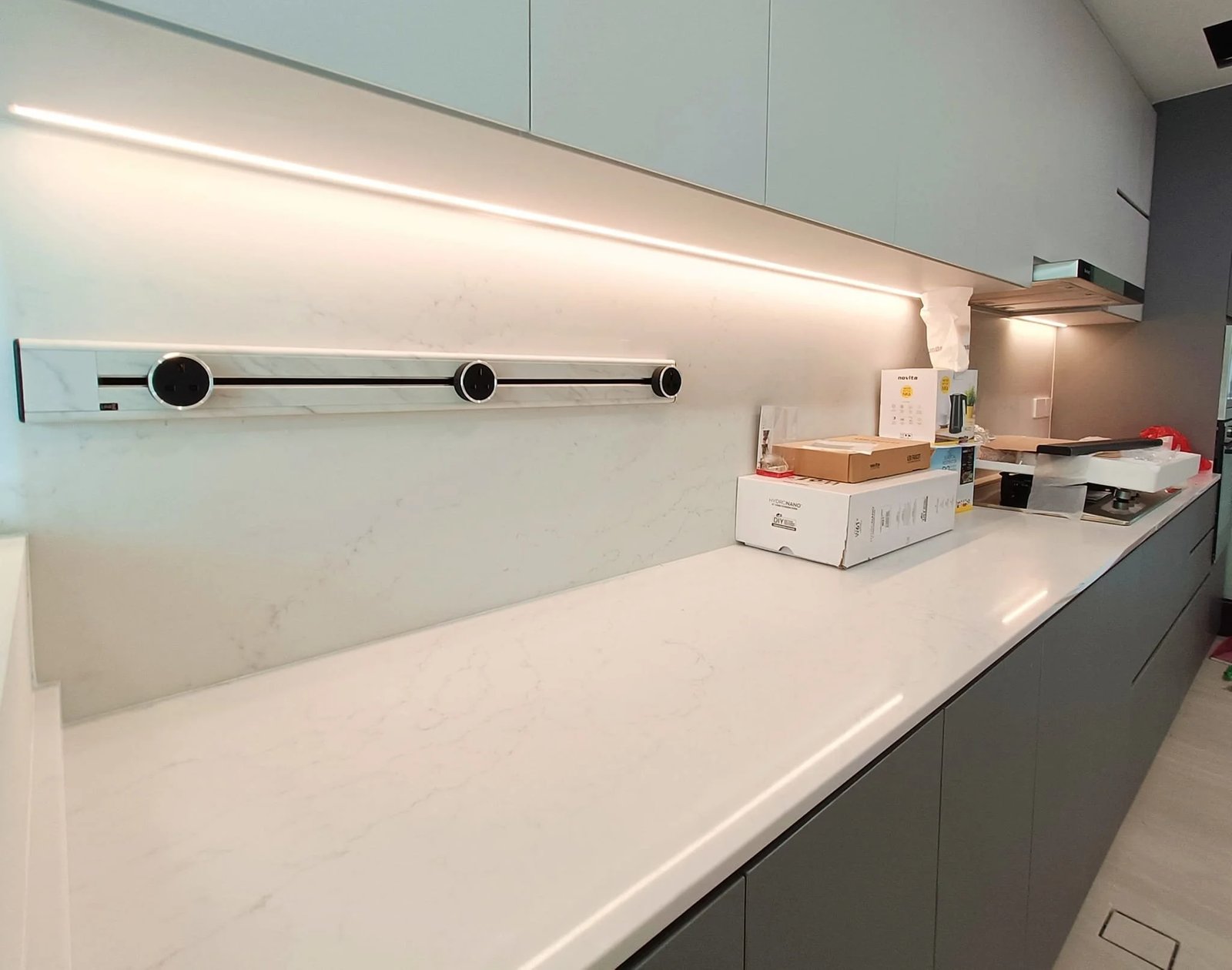 Line8 Model SL track in Silver Hairline above a kitchen countertop