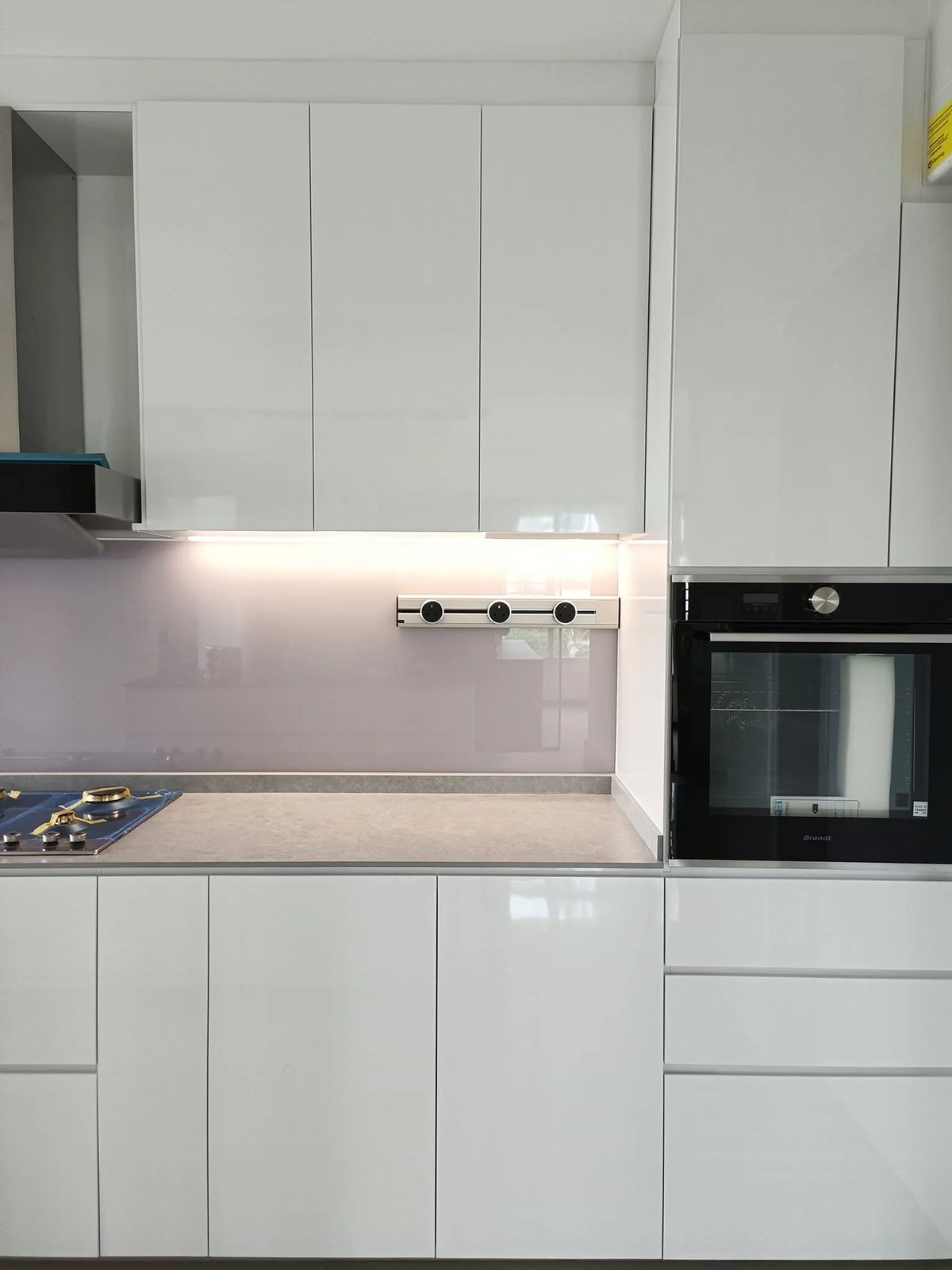 Line8 Model SL track in Black Hairline above the kitchen countertop