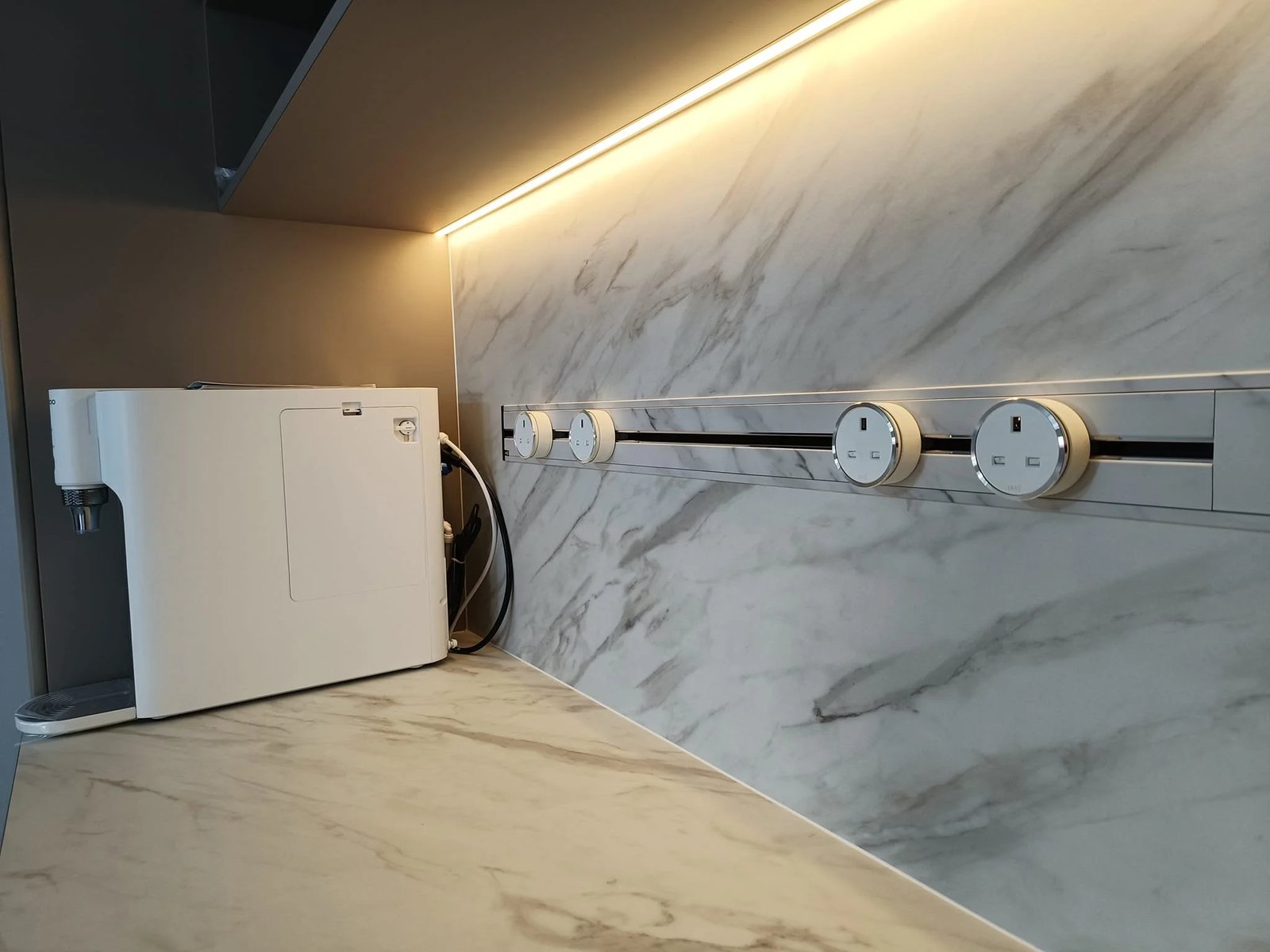 Line8 Model SL track in Silver Hairline along a marble splashback powering kitchen appliances