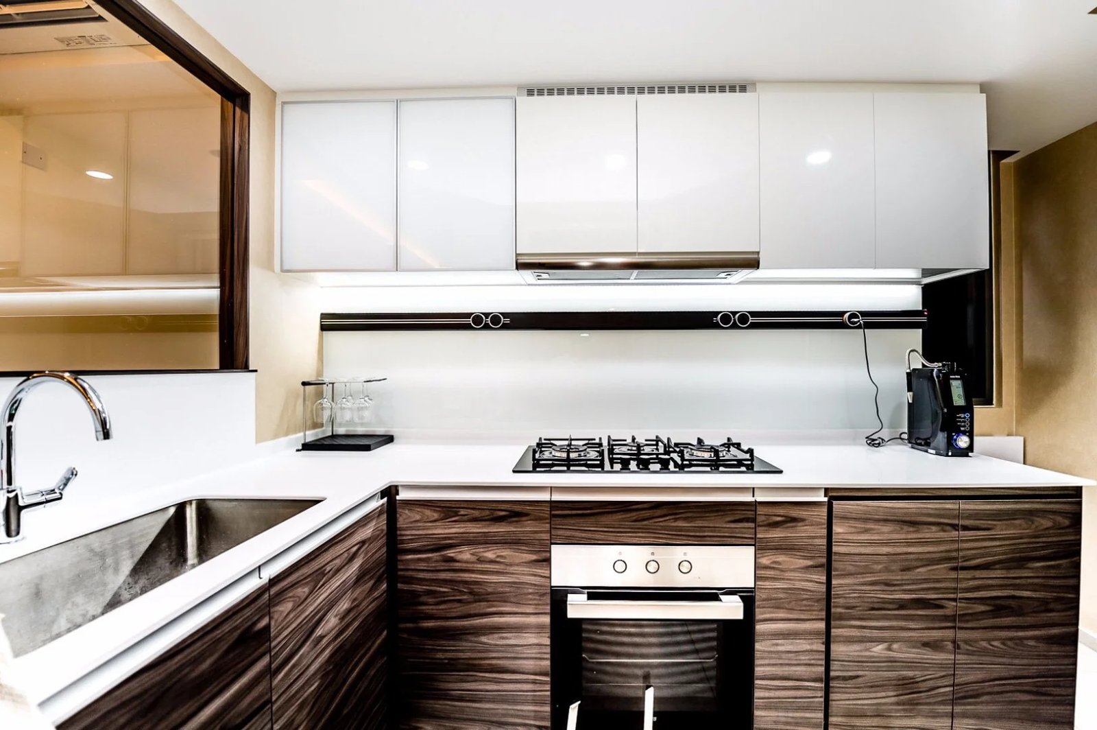 Line8 Model SL track in Black Hairline above the kitchen hob