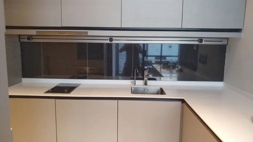 Line8 Model SL track in Silver Hairline above the kitchen sink and hob area