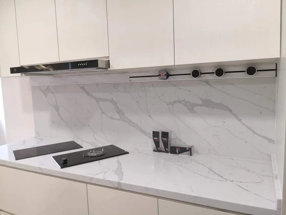 Line8 Model SL track in Silver Hairline above a kitchen hob