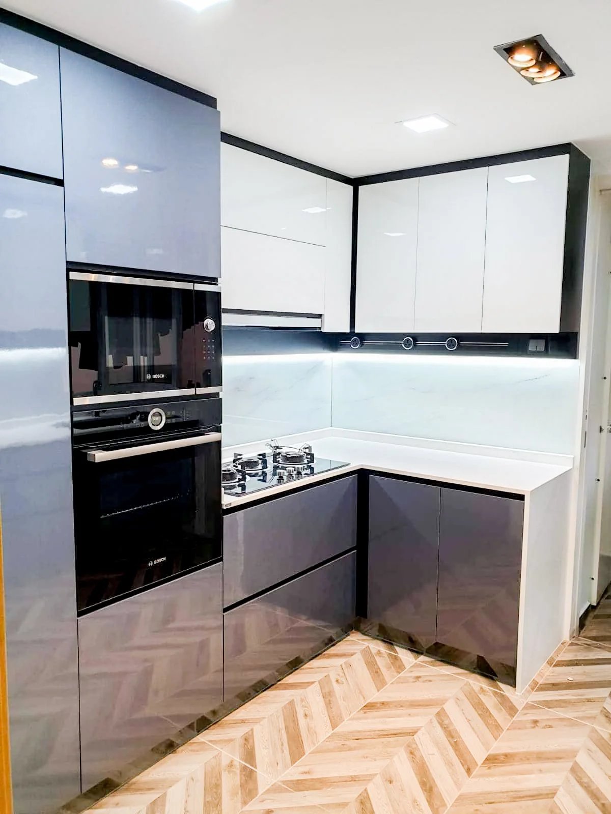 Line8 Model SL track in Black Hairline above the kitchen hob