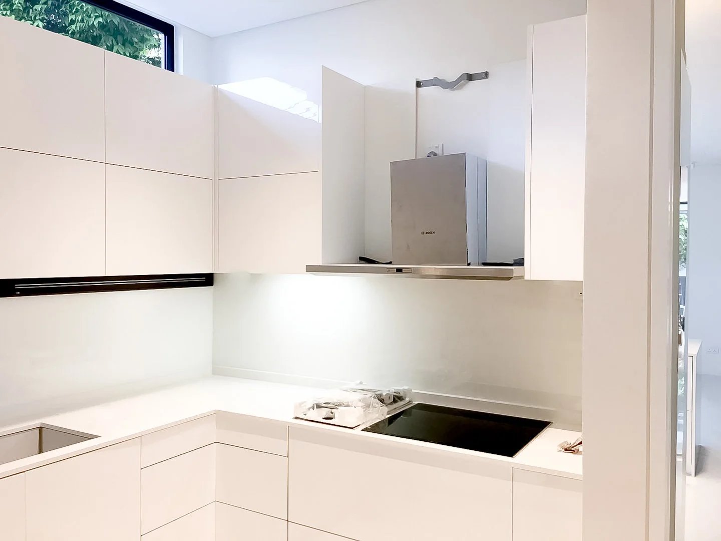Line8 Model SL track in Black Hairline above the kitchen hob