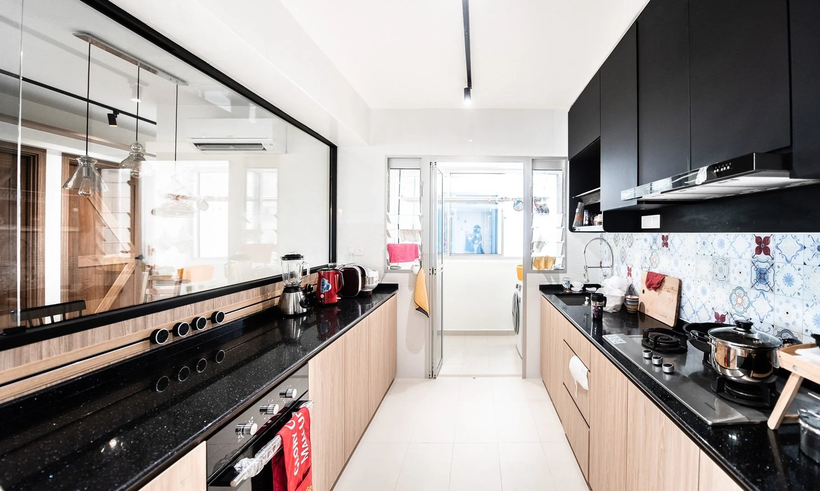 Line8 Model SL track in Black Hairline above the kitchen sink area