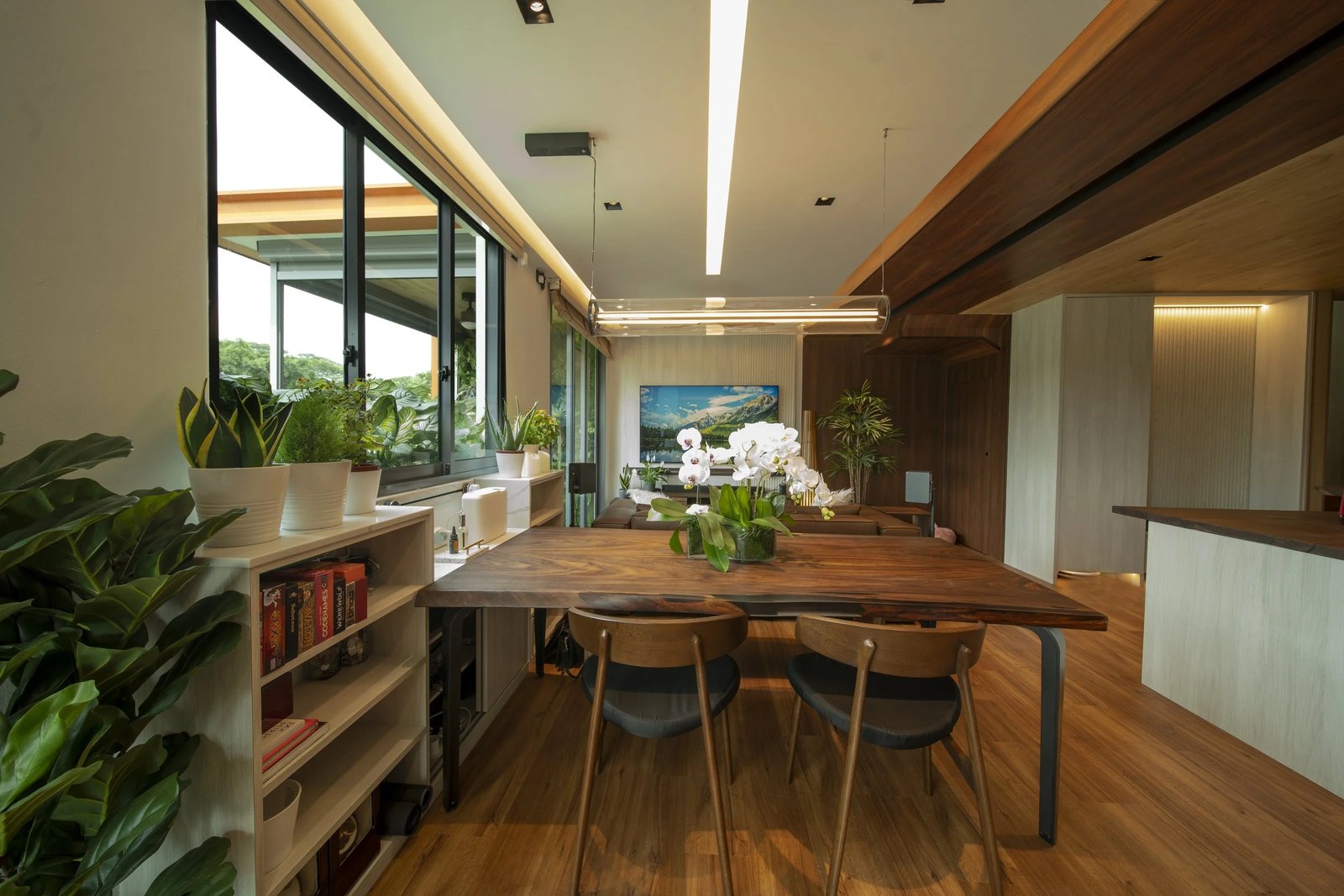 Line8 Model SL track in Black Hairline above the dining table in a living area