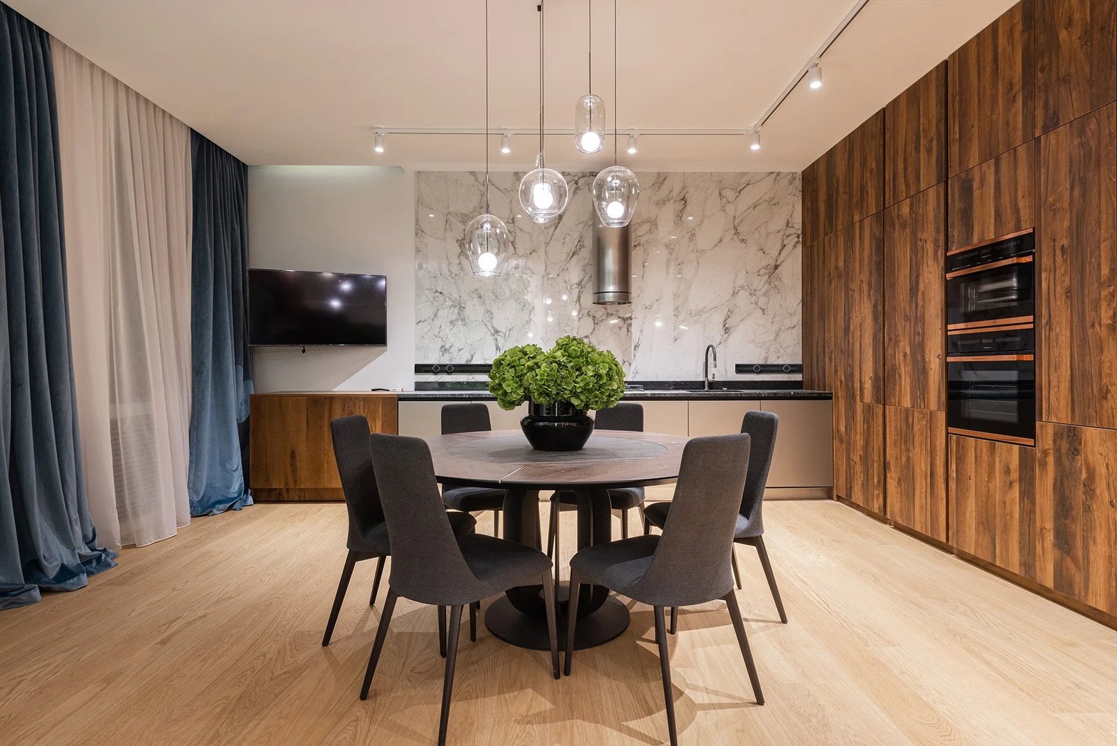 Line8 Model SL track in Black Hairline above a dining table in a kitchen