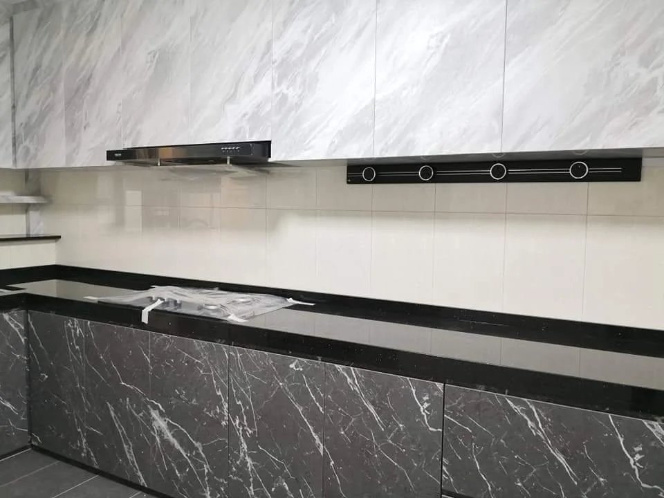 Line8 Model SL track in Black Hairline above the kitchen countertop