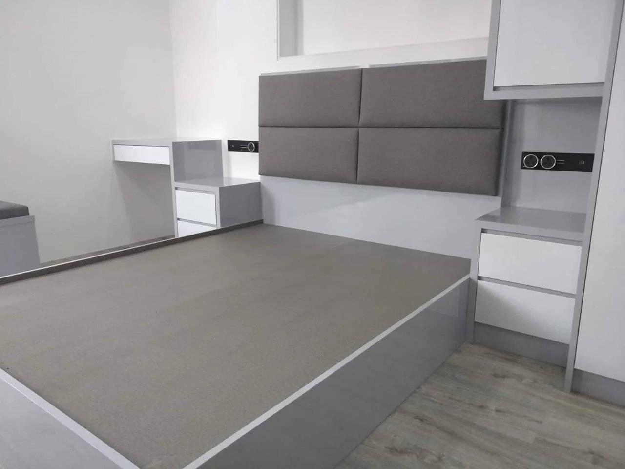 Line8 Model SL track in Black Hairline above the bed in a bedroom