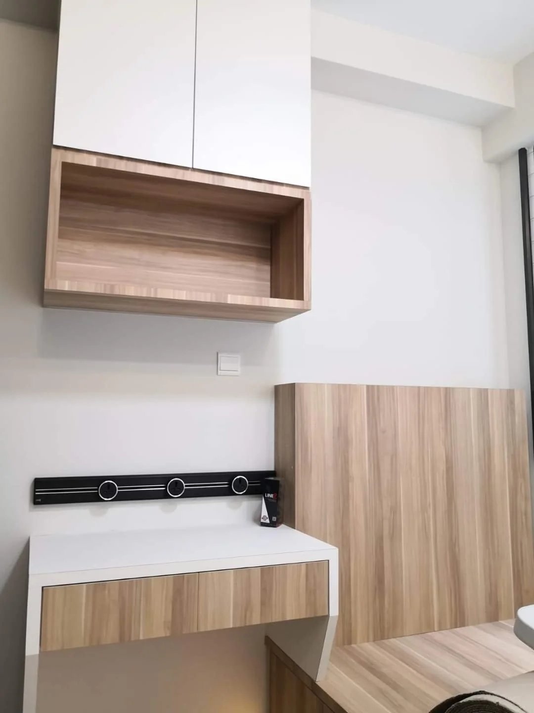Line8 Model SL track in Black Hairline above a bedside table