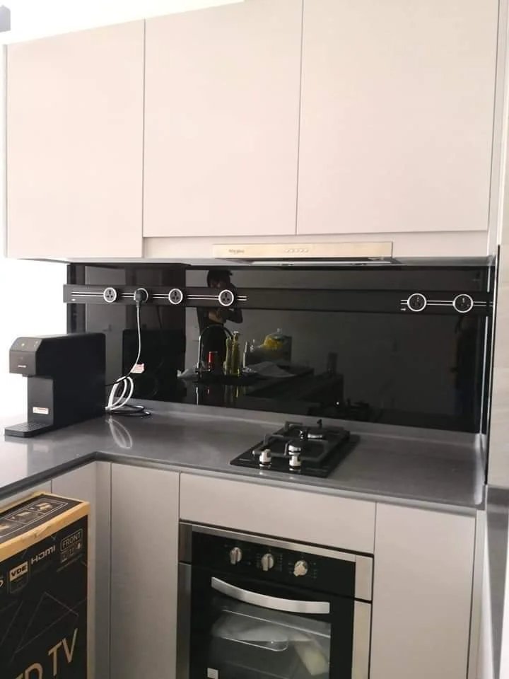 Line8 Model SL track in Black Hairline above the kitchen hob