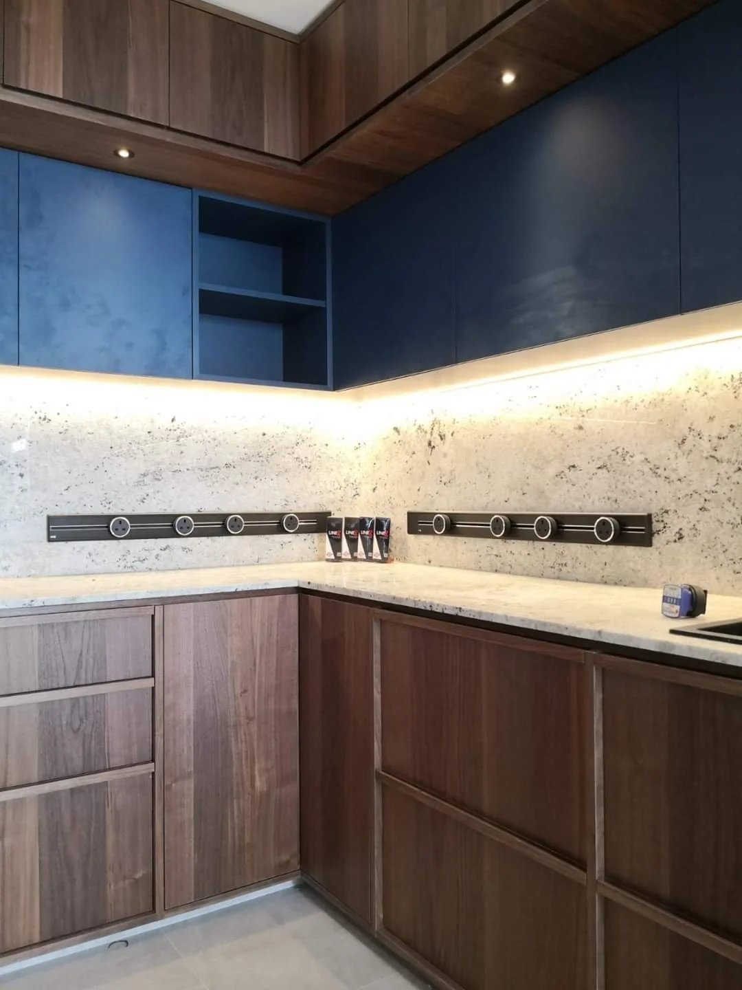 Line8 Model SL track in Black Hairline above the kitchen countertop