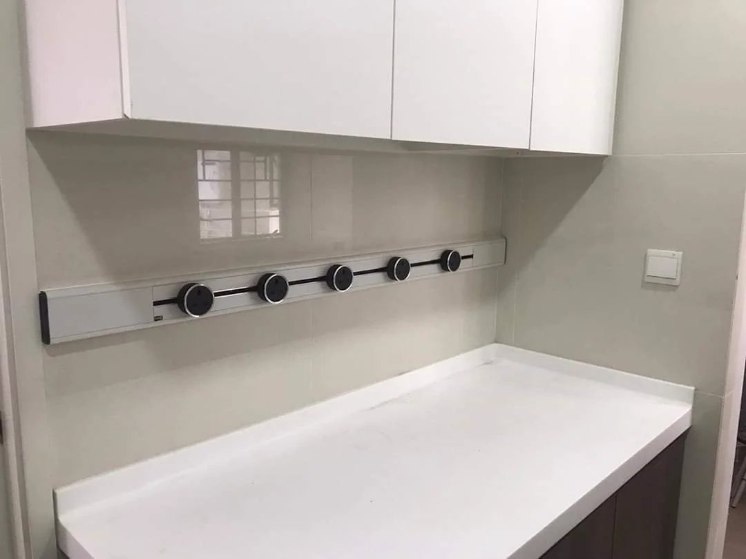 Line8 Model SL track in Silver Hairline above a kitchen countertop
