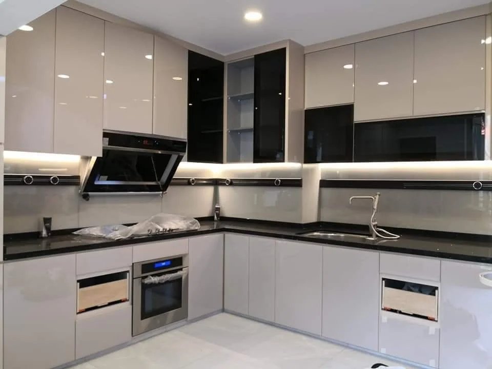Line8 Model SL track in Black Hairline above the kitchen sink