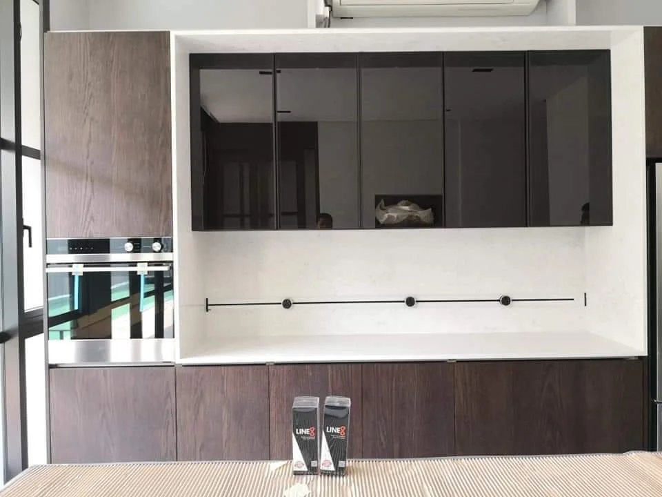 Line8 Model SL track in Black Hairline above a kitchen countertop