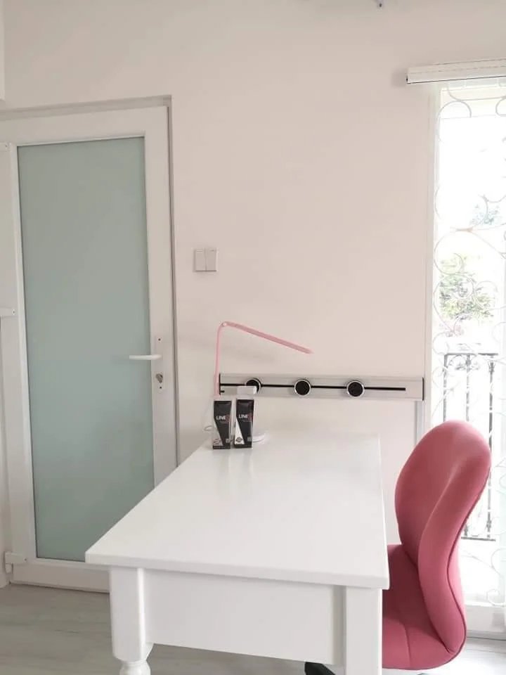 Line8 Model SL track in Black Hairline above a white desk